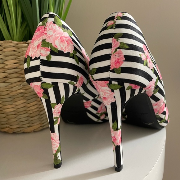 Betsey Johnson Statement Heel - Picture 3 of 12